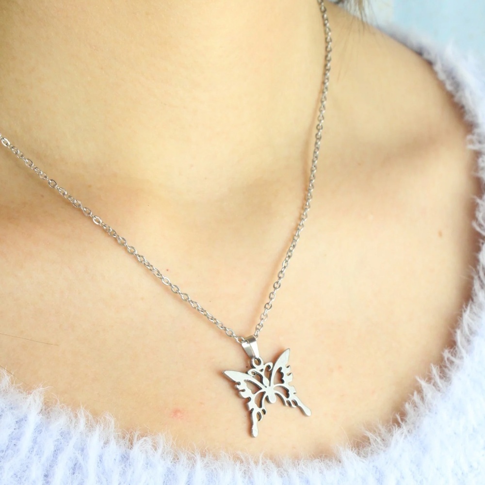 Edgy Butterfly pensante Necklace - Picture 2 of 8